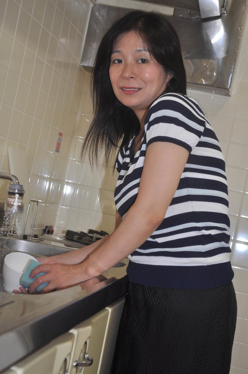 20P A pequena vovó japonesa Akiko Oda tira a roupa e mostra seu castor espesso e molhado