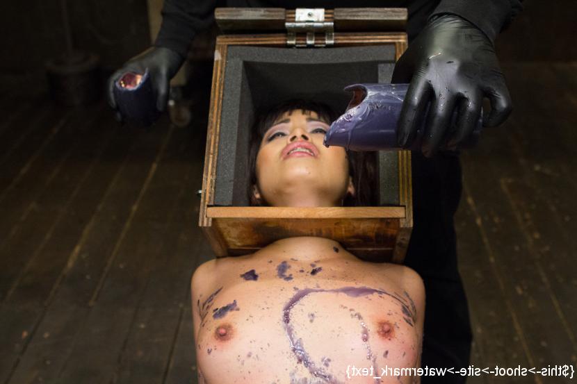 15P Adolescente asiática soporta una dolorosa sesión de bondage a manos de un sádico