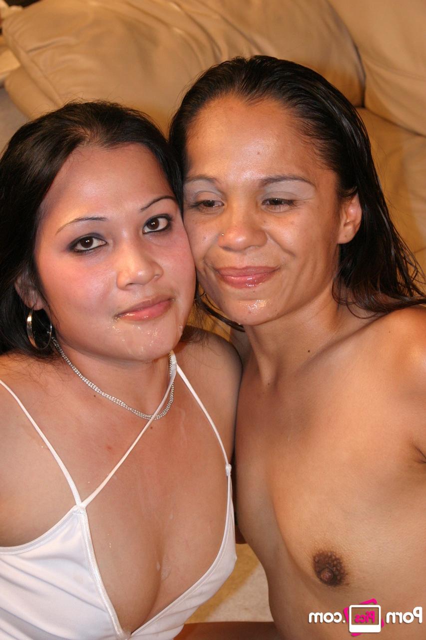 20P La delgada filipina Rosanna Rose y la caliente asiática Shai Lee toman una polla y comparten esperma