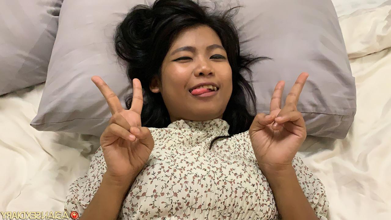 20P Gata asiática sexy mostra sua buceta raspada cremosa depois de sexo hardcore