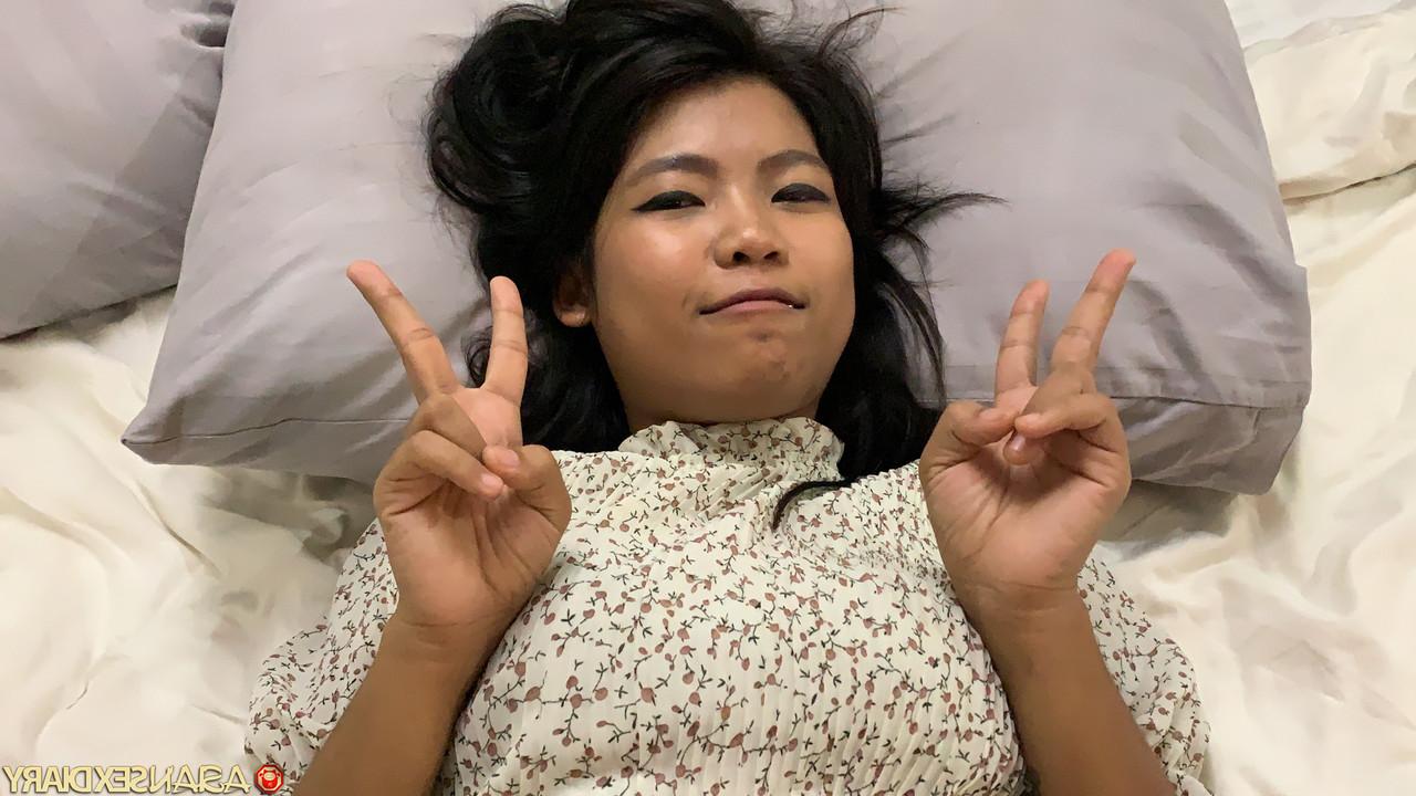 20P Gata asiática sexy mostra sua buceta raspada cremosa depois de sexo hardcore