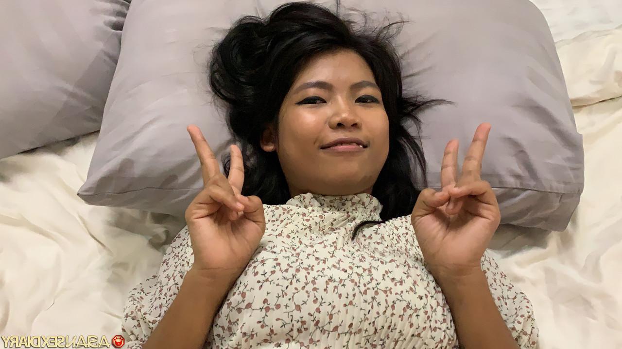 20P Gata asiática sexy mostra sua buceta raspada cremosa depois de sexo hardcore