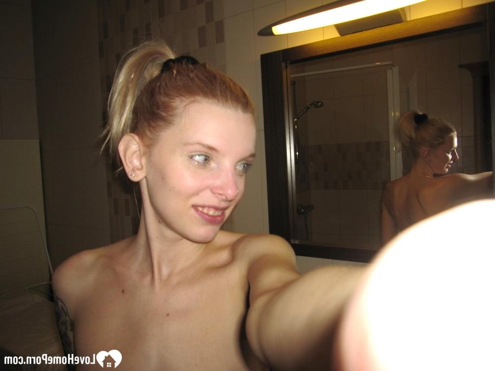 14P Amateur con cola de caballo se toma selfies desnuda mostrando sus dulces tetas naturales