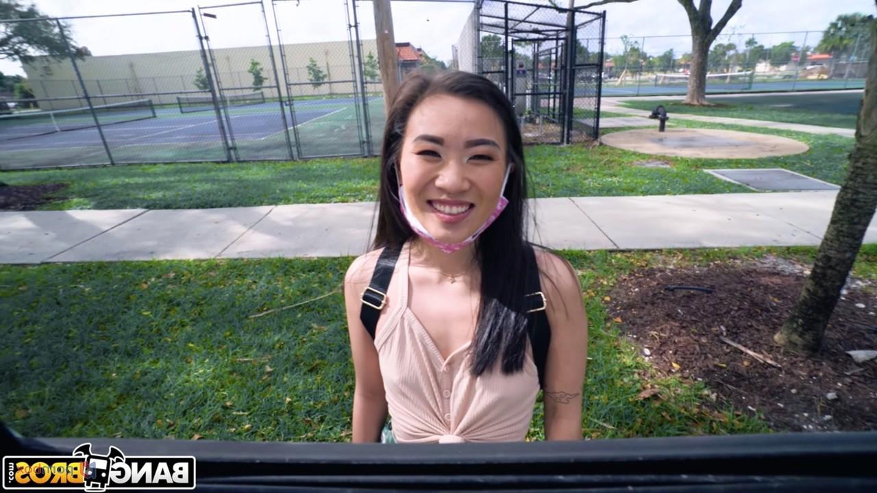 20P La jeune brune Kimmy Kimm a des relations sexuelles hardcore avec un inconnu en faisant de l'auto-stop.