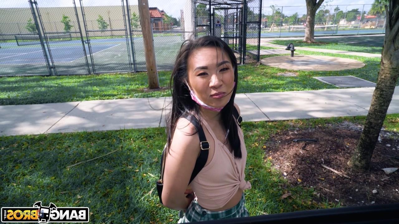 20P La jeune brune Kimmy Kimm a des relations sexuelles hardcore avec un inconnu en faisant de l'auto-stop.
