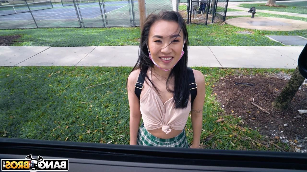 20P La jeune brune Kimmy Kimm a des relations sexuelles hardcore avec un inconnu en faisant de l'auto-stop.