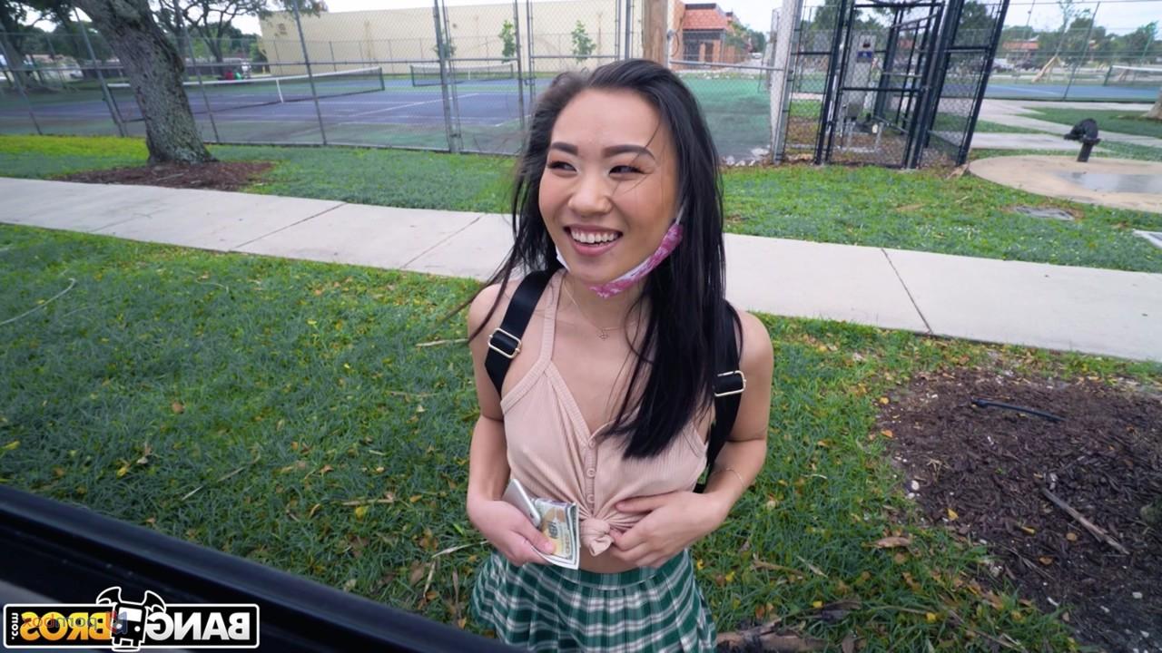20P La jeune brune Kimmy Kimm a des relations sexuelles hardcore avec un inconnu en faisant de l'auto-stop.