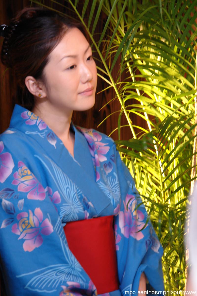 20P Das sexy japanische Babe Maya Aikawa hat eine Orgasmussitzung mit einer Fickmaschine