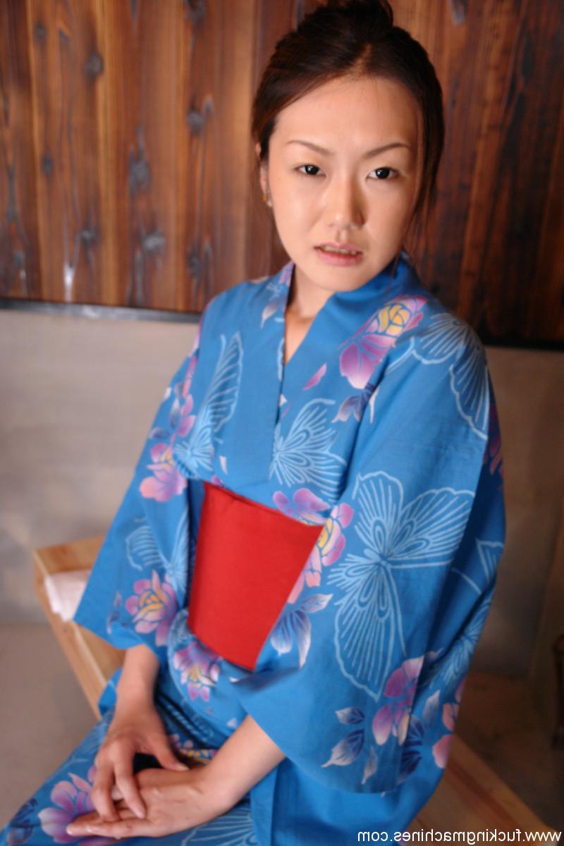 20P Das sexy japanische Babe Maya Aikawa hat eine Orgasmussitzung mit einer Fickmaschine