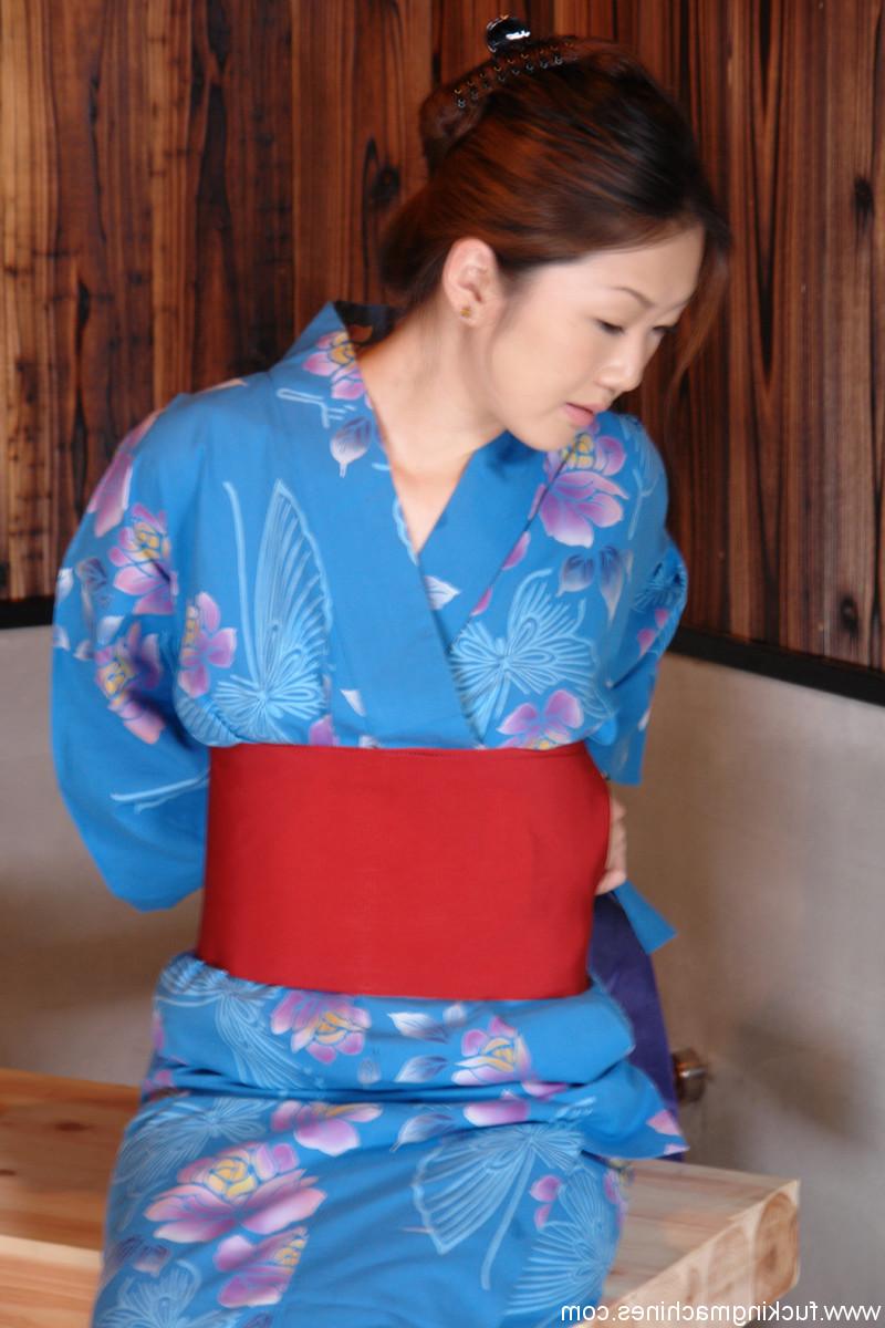 20P Das sexy japanische Babe Maya Aikawa hat eine Orgasmussitzung mit einer Fickmaschine
