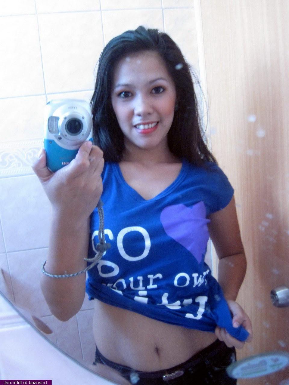 12P Adolescente asiática se desnuda mientras se toma fotos en el espejo del baño
