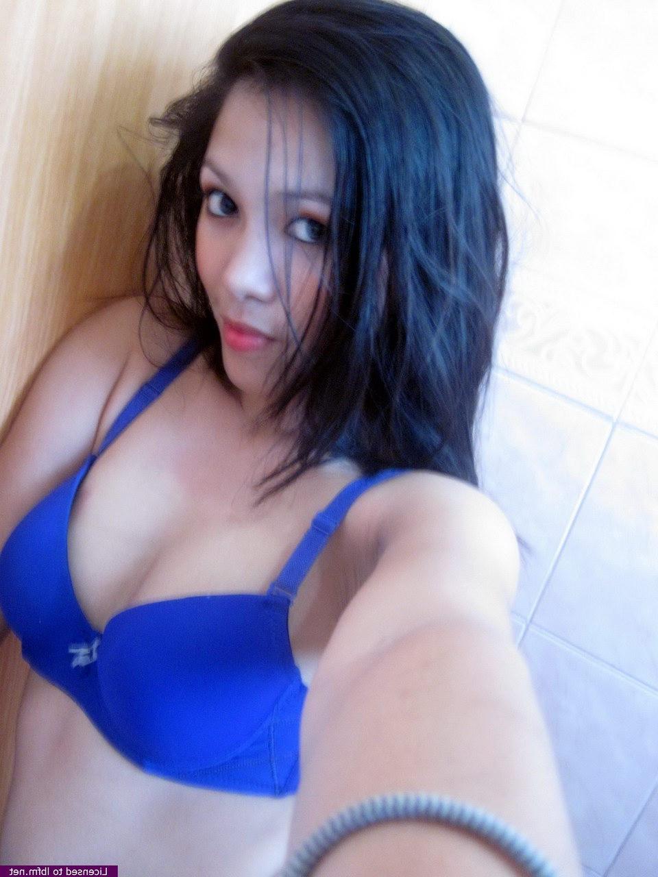 12P Adolescente asiática se desnuda mientras se toma fotos en el espejo del baño