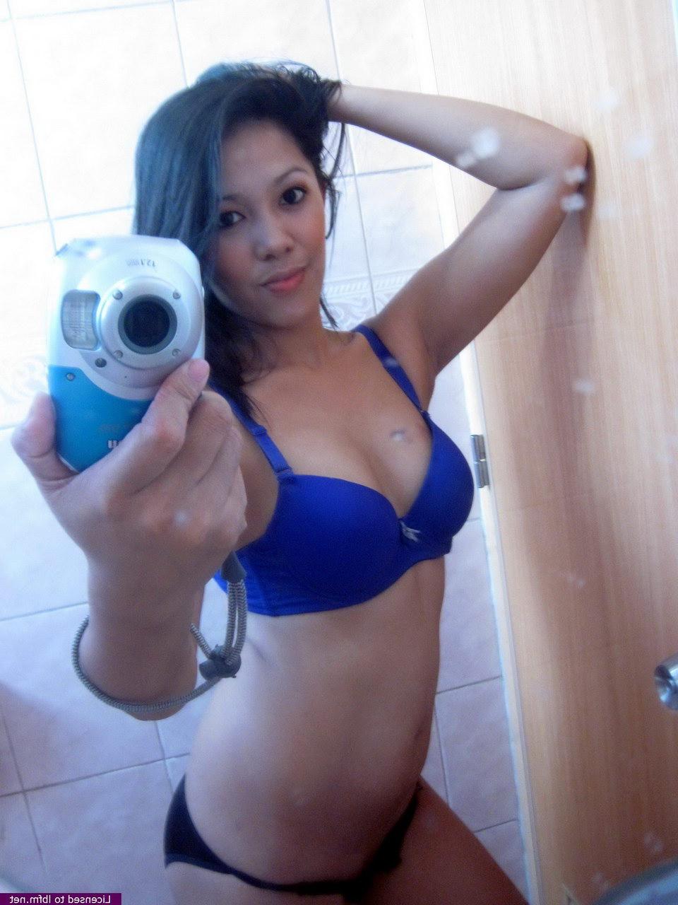 12P Adolescente asiática se desnuda mientras se toma fotos en el espejo del baño