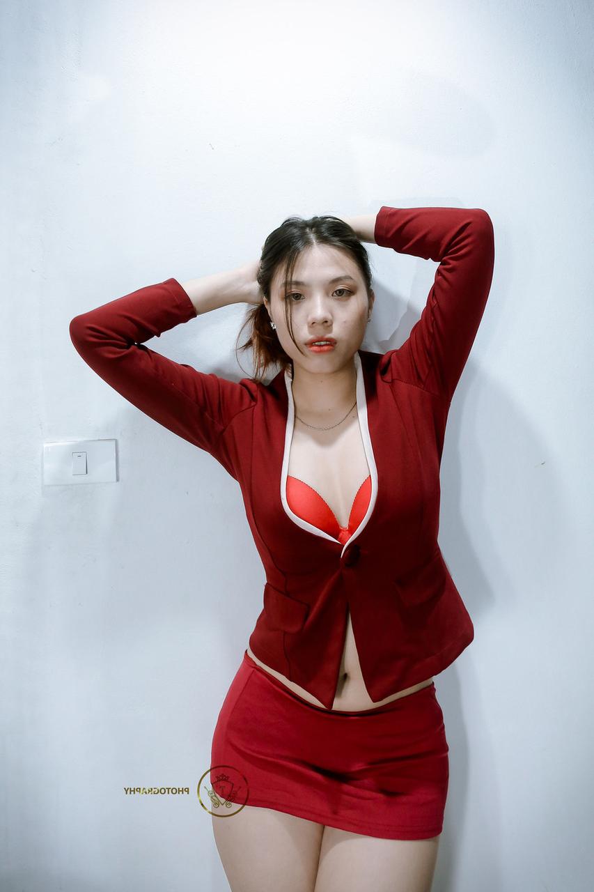 20P Dieses wunderschöne Luder stellt in einem süßen Outfit seinen perfekten, zierlichen Körper zur Schau
