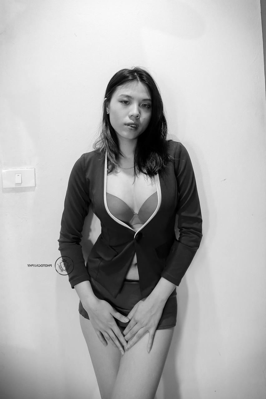 20P Dieses wunderschöne Luder stellt in einem süßen Outfit seinen perfekten, zierlichen Körper zur Schau