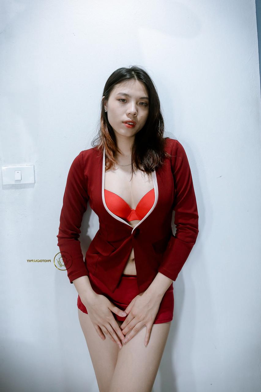 20P Dieses wunderschöne Luder stellt in einem süßen Outfit seinen perfekten, zierlichen Körper zur Schau