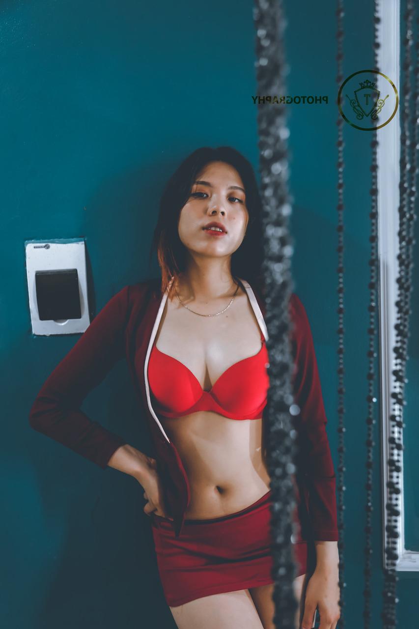 20P Dieses wunderschöne Luder stellt in einem süßen Outfit seinen perfekten, zierlichen Körper zur Schau