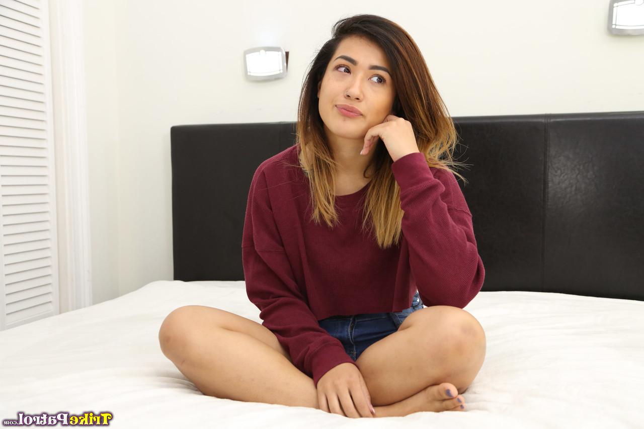 20P Muito amadora adolescente filipina Aubree Ice recebe seu dedo protetor fodido e lisa