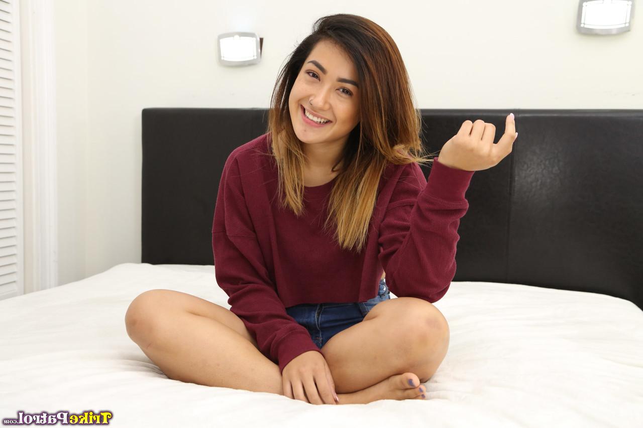 20P Muito amadora adolescente filipina Aubree Ice recebe seu dedo protetor fodido e lisa