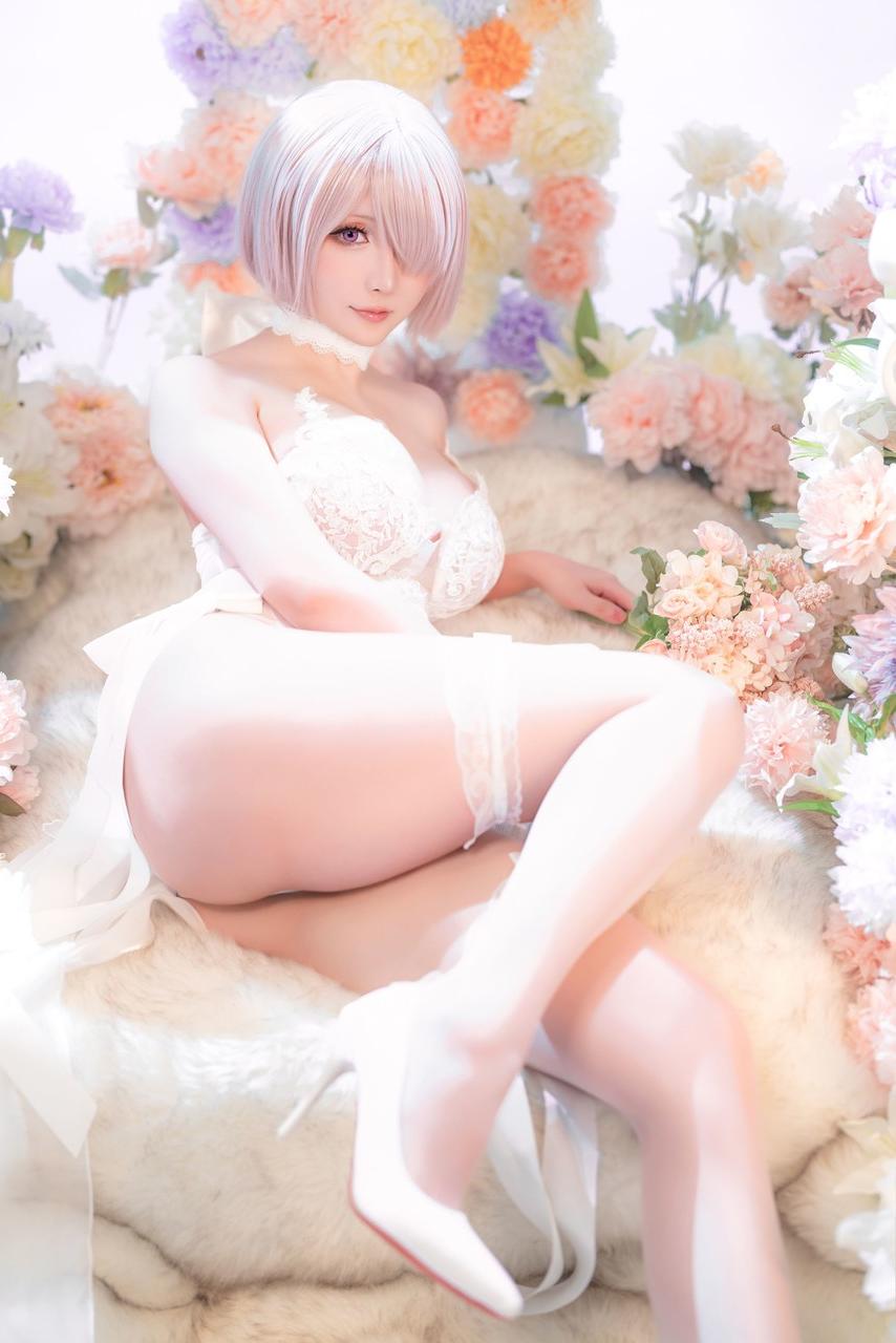 10P Modelo de cosplay japonesa expõe seu corpo incrível em seu vestido de renda e salto alto