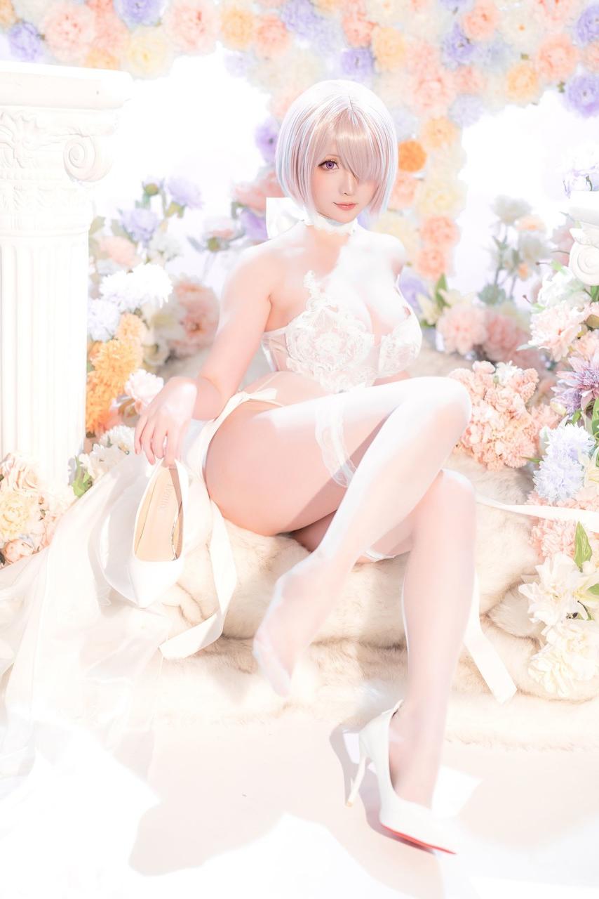 10P Modelo de cosplay japonesa expõe seu corpo incrível em seu vestido de renda e salto alto