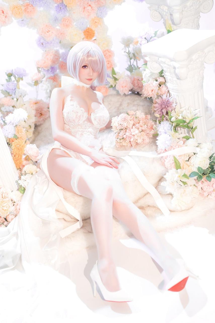 10P Modelo de cosplay japonesa expõe seu corpo incrível em seu vestido de renda e salto alto