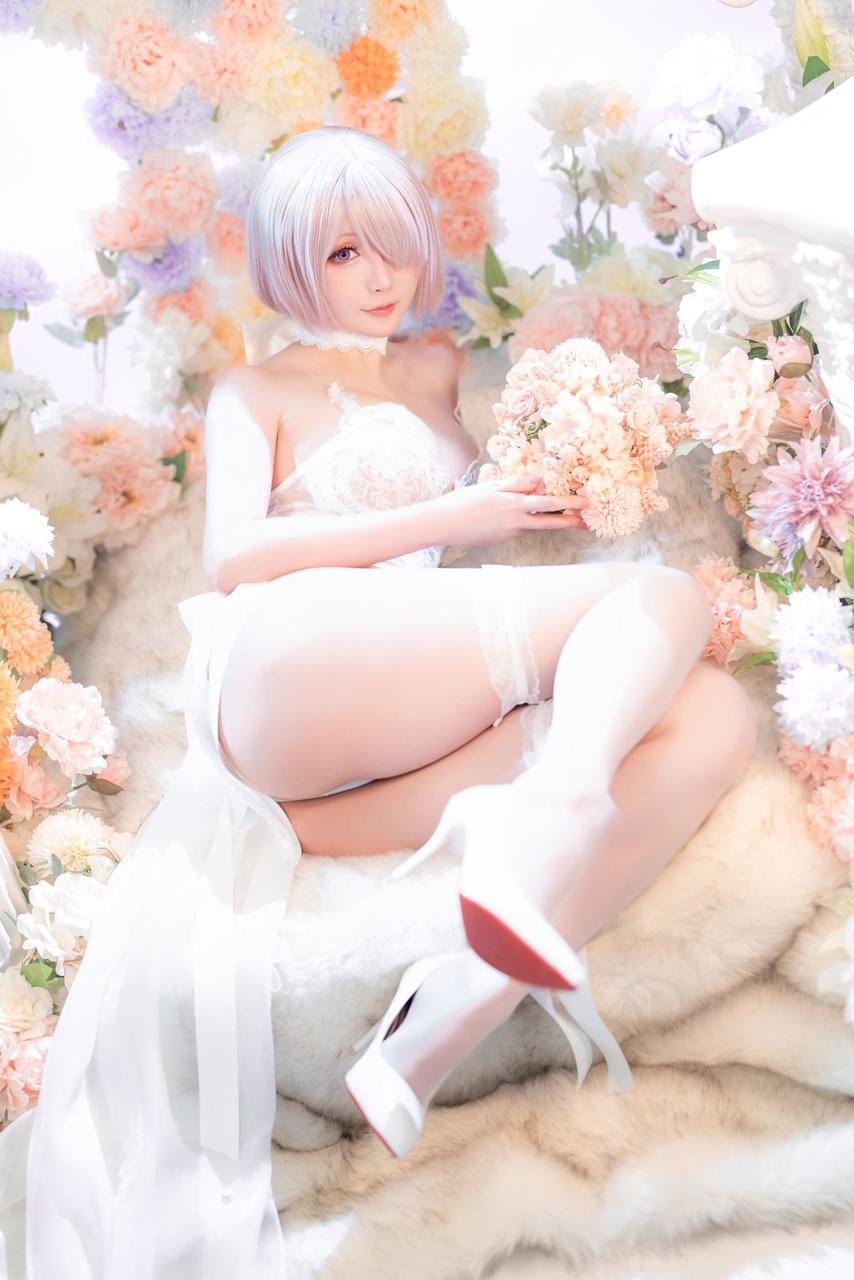 10P Modelo de cosplay japonesa expõe seu corpo incrível em seu vestido de renda e salto alto