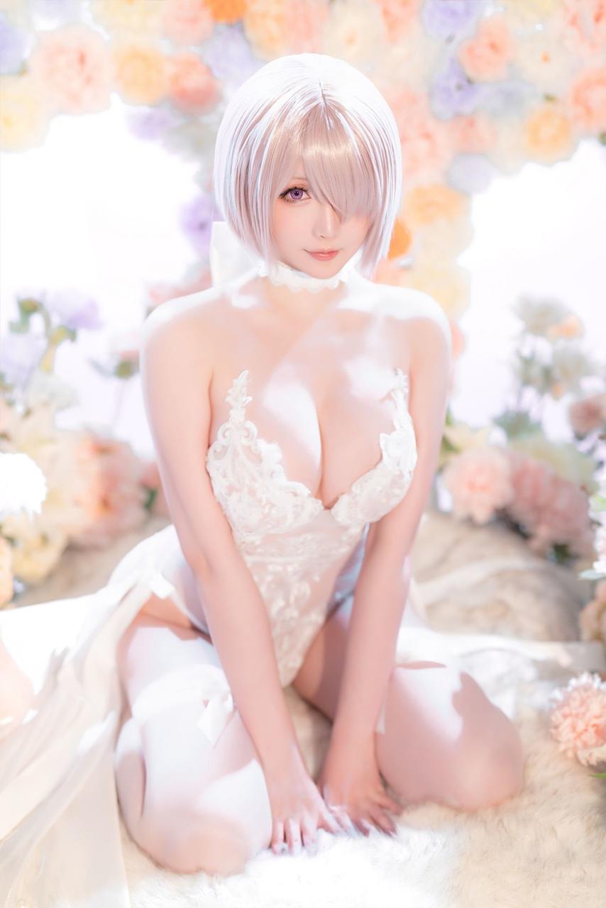 10P Modelo de cosplay japonesa expõe seu corpo incrível em seu vestido de renda e salto alto