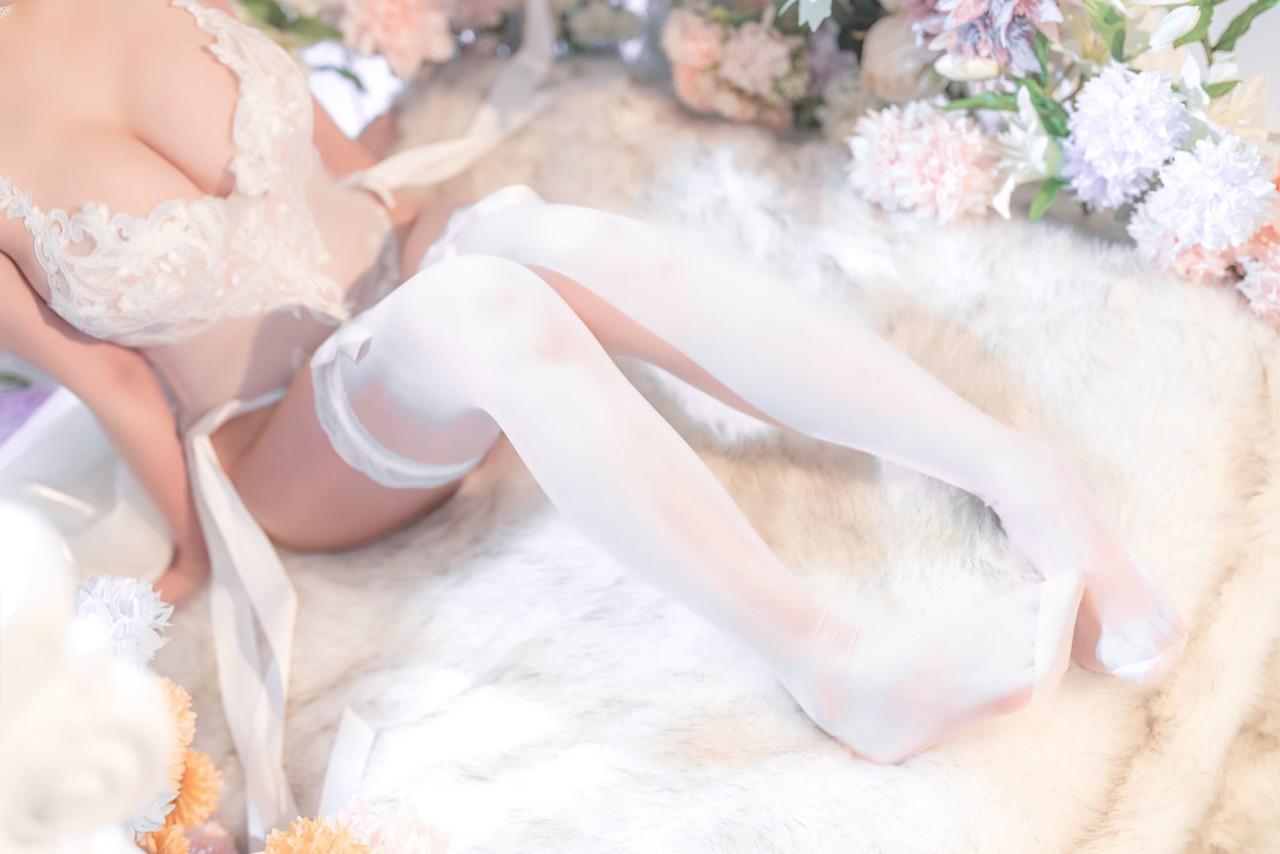 10P Modelo de cosplay japonesa expõe seu corpo incrível em seu vestido de renda e salto alto