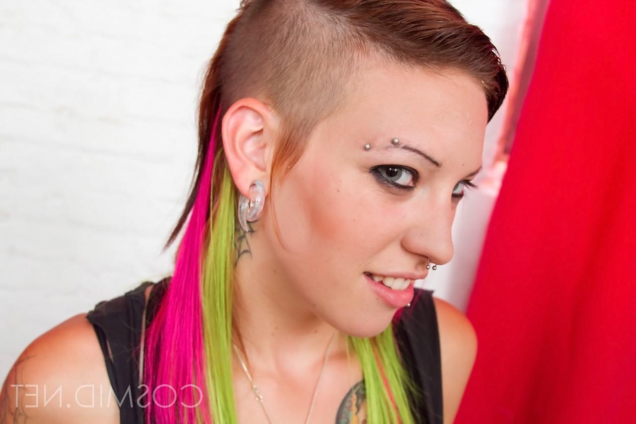16P Devon, une punk, révèle son corps fortement tatoué alors qu'elle se déshabille.