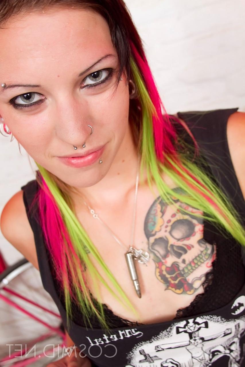 16P Devon, une punk, révèle son corps fortement tatoué alors qu'elle se déshabille.