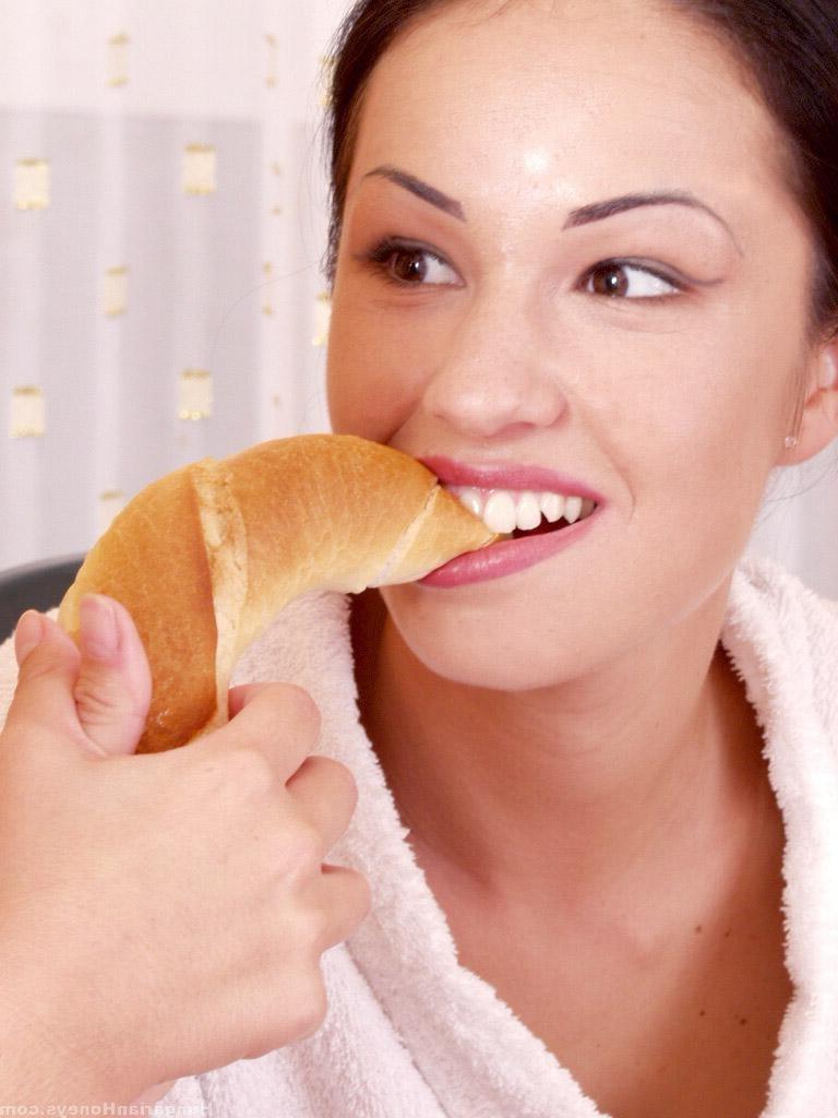 20P Lesbian babes Pocahontas & Jordan Maze have oral sex after eating breakfast