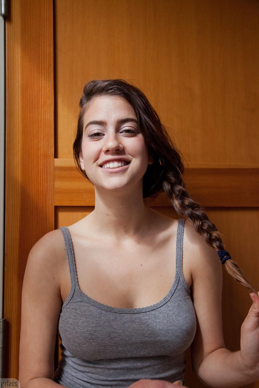 11P Marie Hogan, petite jeune amateur, taquine avec ses gros seins naturels.