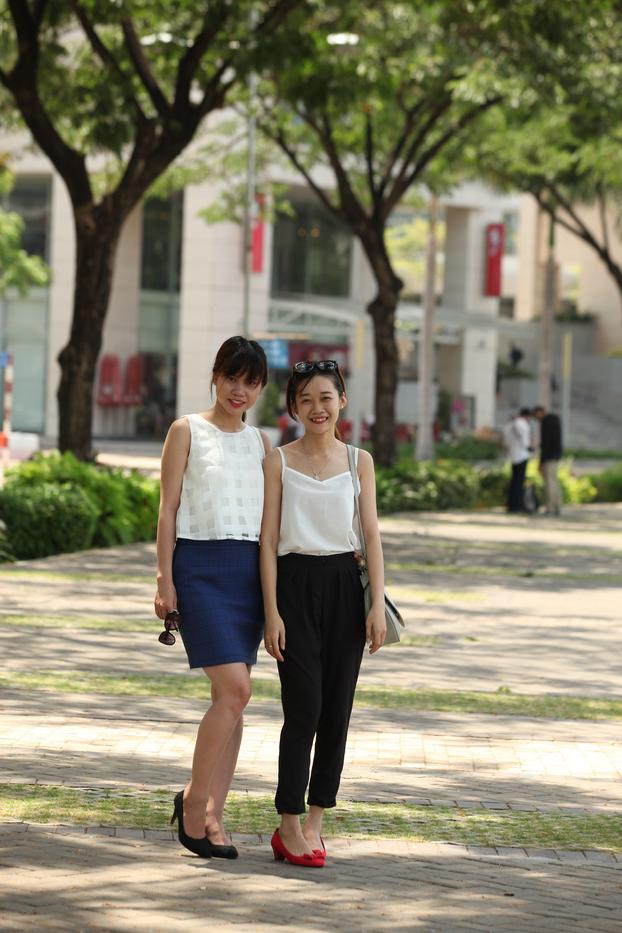 20P De belles filles asiatiques s'allument dans des tenues sexy et des talons hauts en plein air.