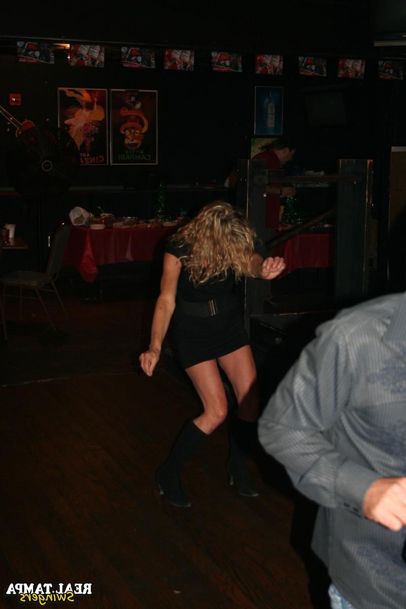 20P La dulce madre amateur Double Dee hace alarde de sus grandes tetas con su amiga en un club