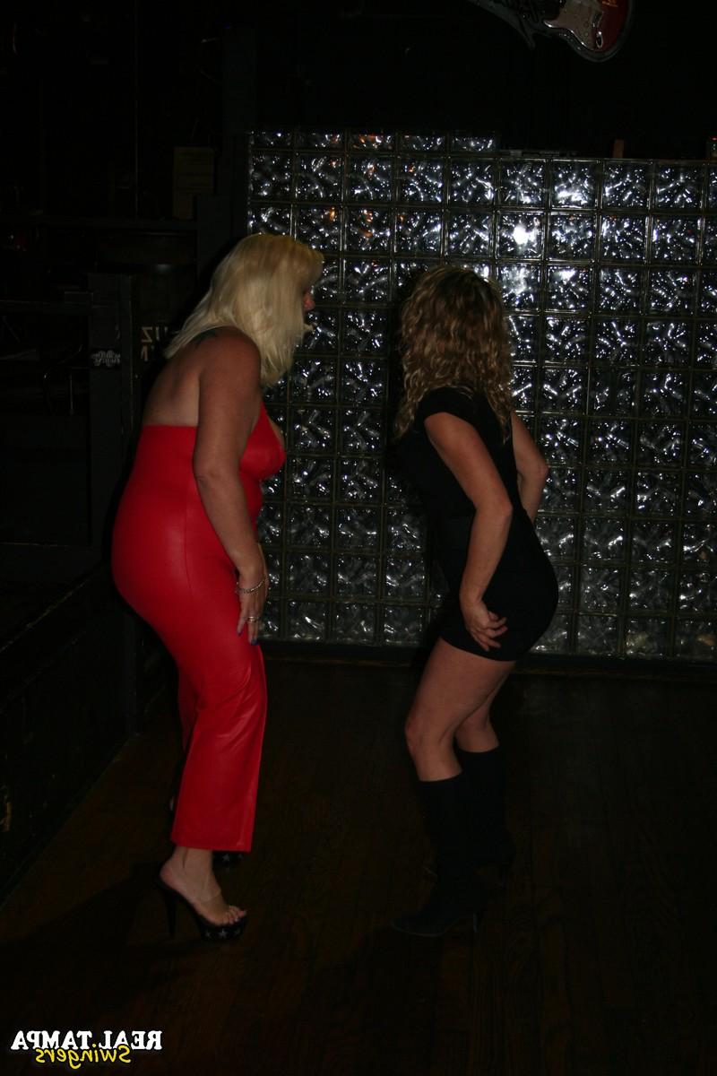 20P La dulce madre amateur Double Dee hace alarde de sus grandes tetas con su amiga en un club