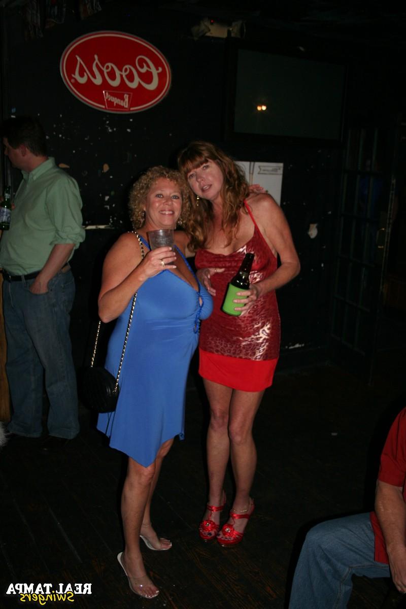 20P La dulce madre amateur Double Dee hace alarde de sus grandes tetas con su amiga en un club