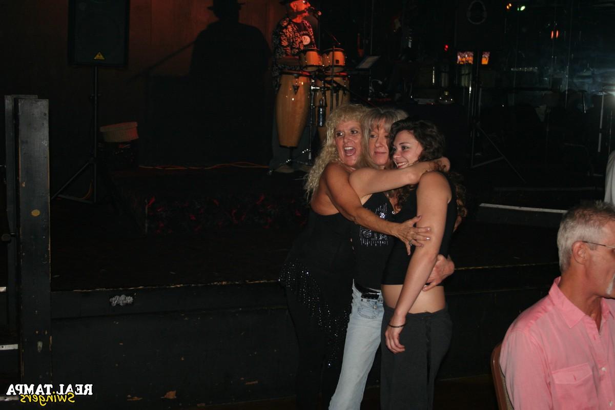 20P La dulce madre amateur Double Dee hace alarde de sus grandes tetas con su amiga en un club