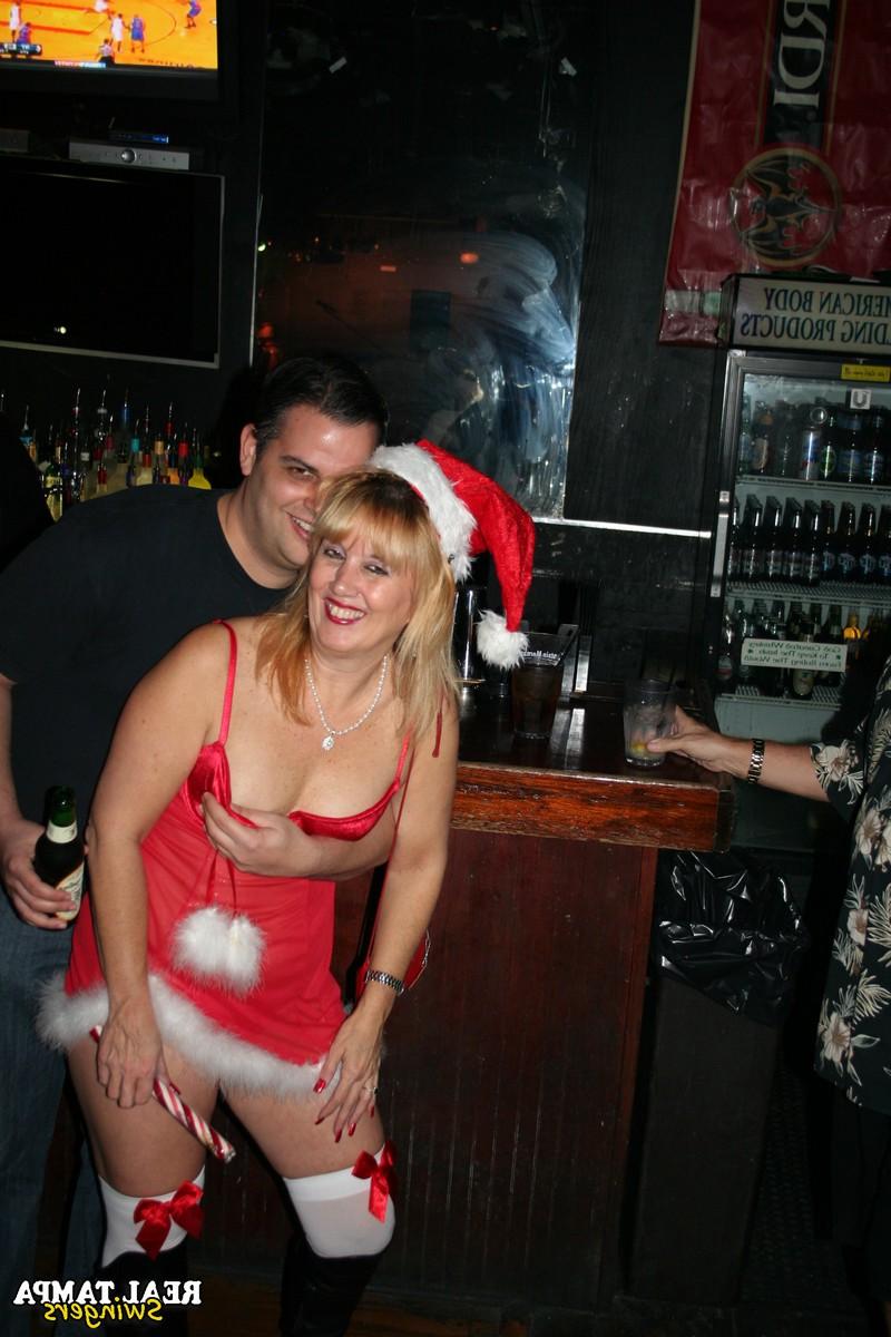 20P La dulce madre amateur Double Dee hace alarde de sus grandes tetas con su amiga en un club
