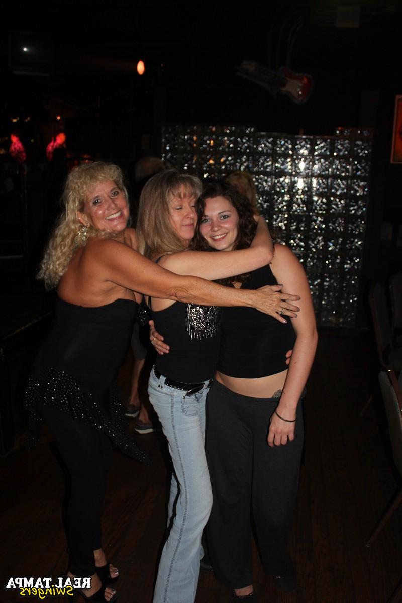 20P La dulce madre amateur Double Dee hace alarde de sus grandes tetas con su amiga en un club
