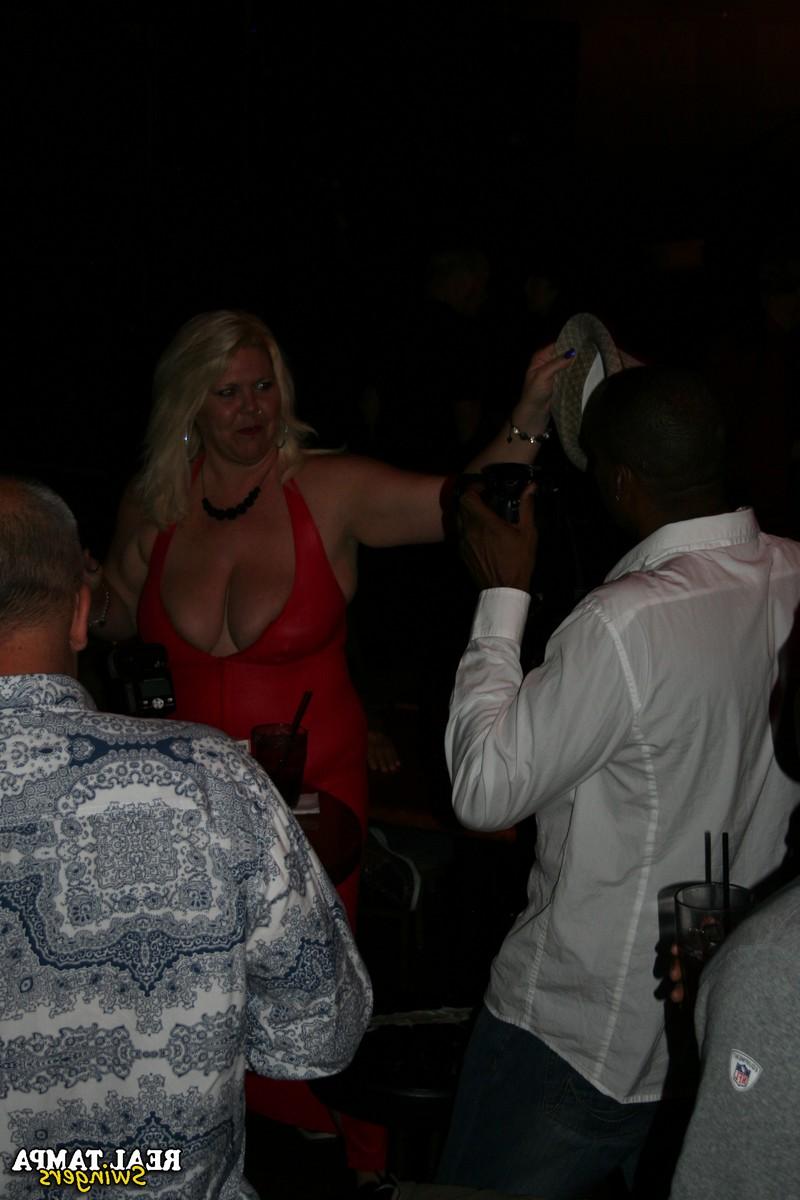 20P La dulce madre amateur Double Dee hace alarde de sus grandes tetas con su amiga en un club