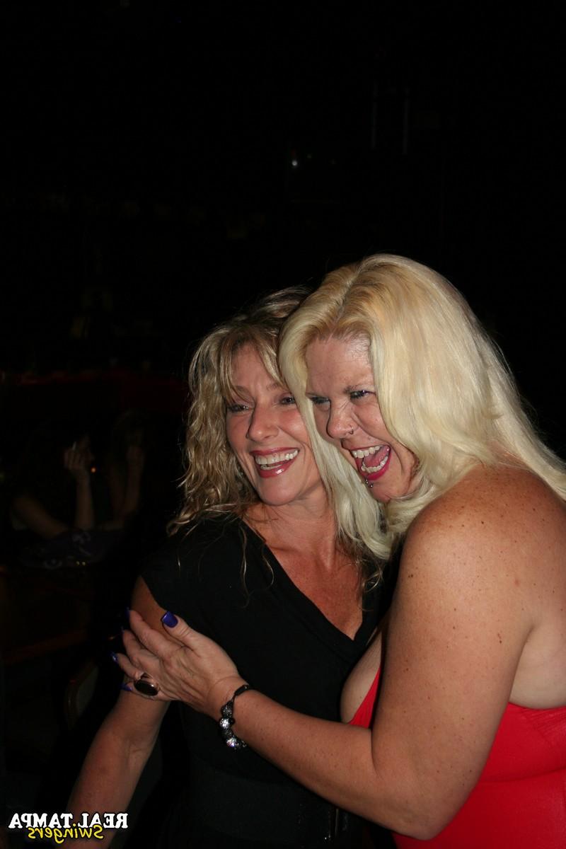20P La dulce madre amateur Double Dee hace alarde de sus grandes tetas con su amiga en un club