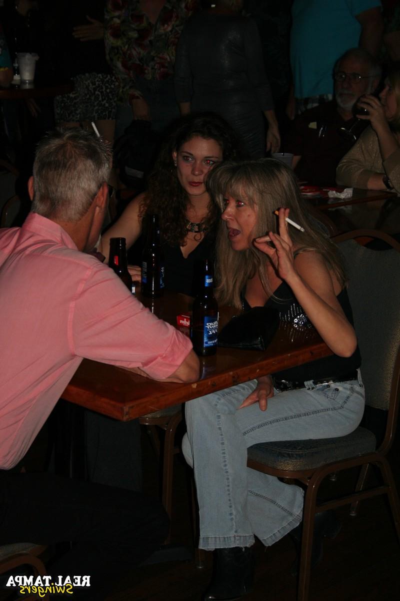 20P La dulce madre amateur Double Dee hace alarde de sus grandes tetas con su amiga en un club
