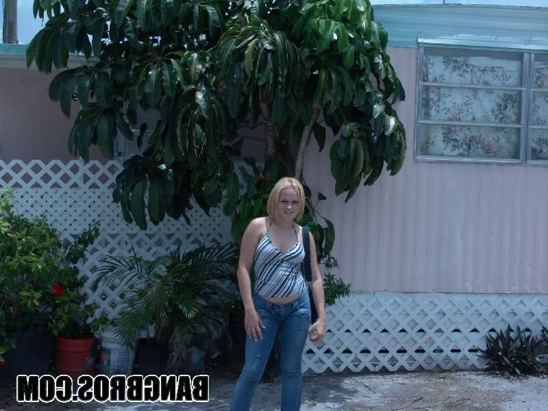 20P A gordinha Sherri mostra seus grandes seios naturais na traseira de uma van