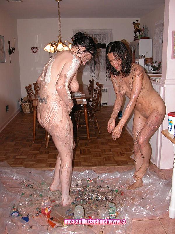 20P Lésbicas amadoras brincalhonas Colette e Marie Matthews ficam bagunçadas brincando com comida