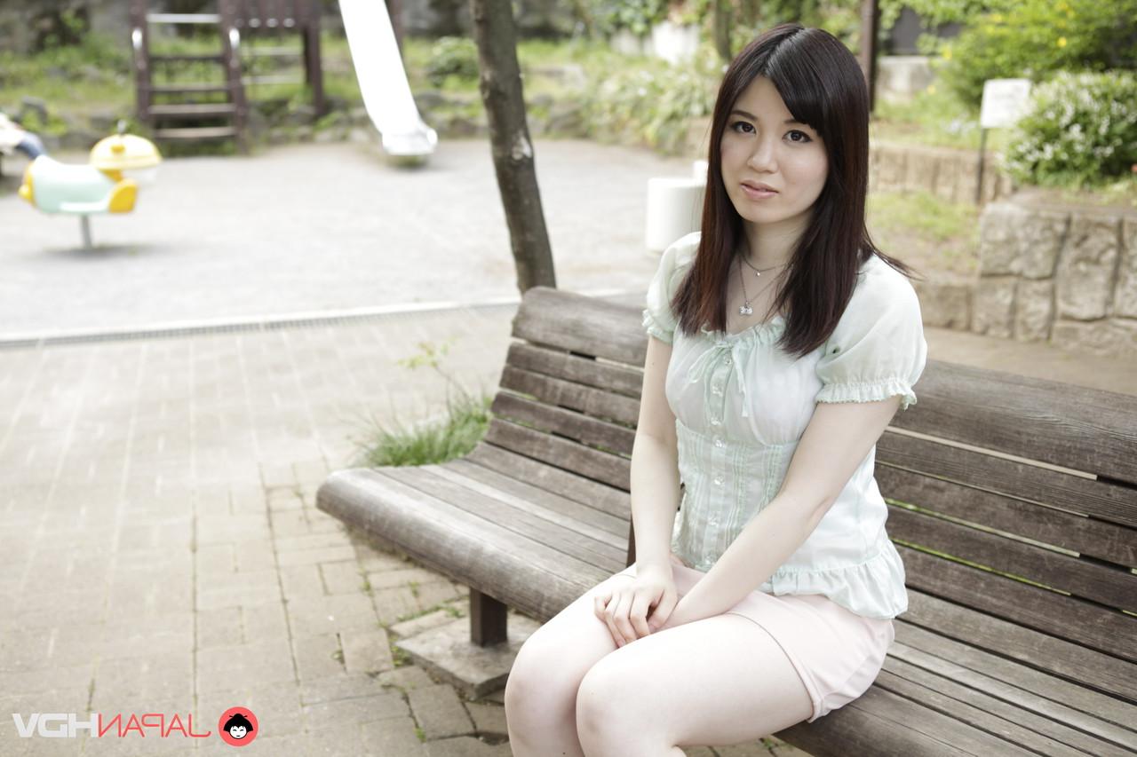 15P La japonesa Madoka Araki escupe semen en sus palmas durante el sexo oral en una camioneta