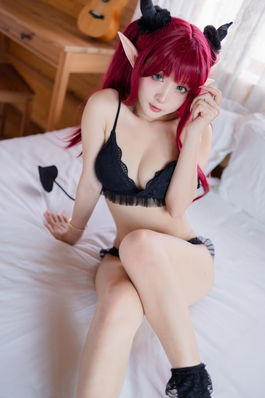 10P Kitagawa, une amante chinoise de cosplay, pose dans des vêtements séduisants sur un lit