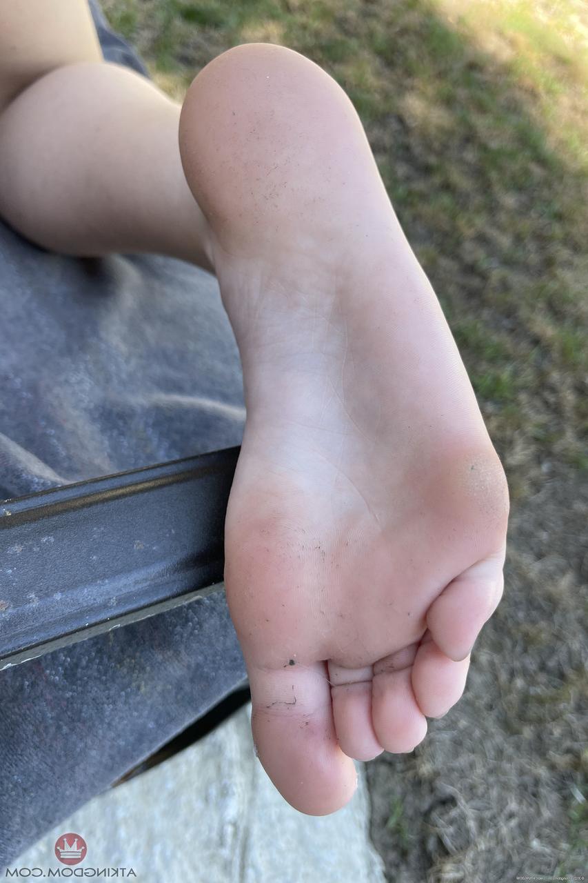 20P La blonde Britt Blair montre sa chatte irrésistible de près en plein air.
