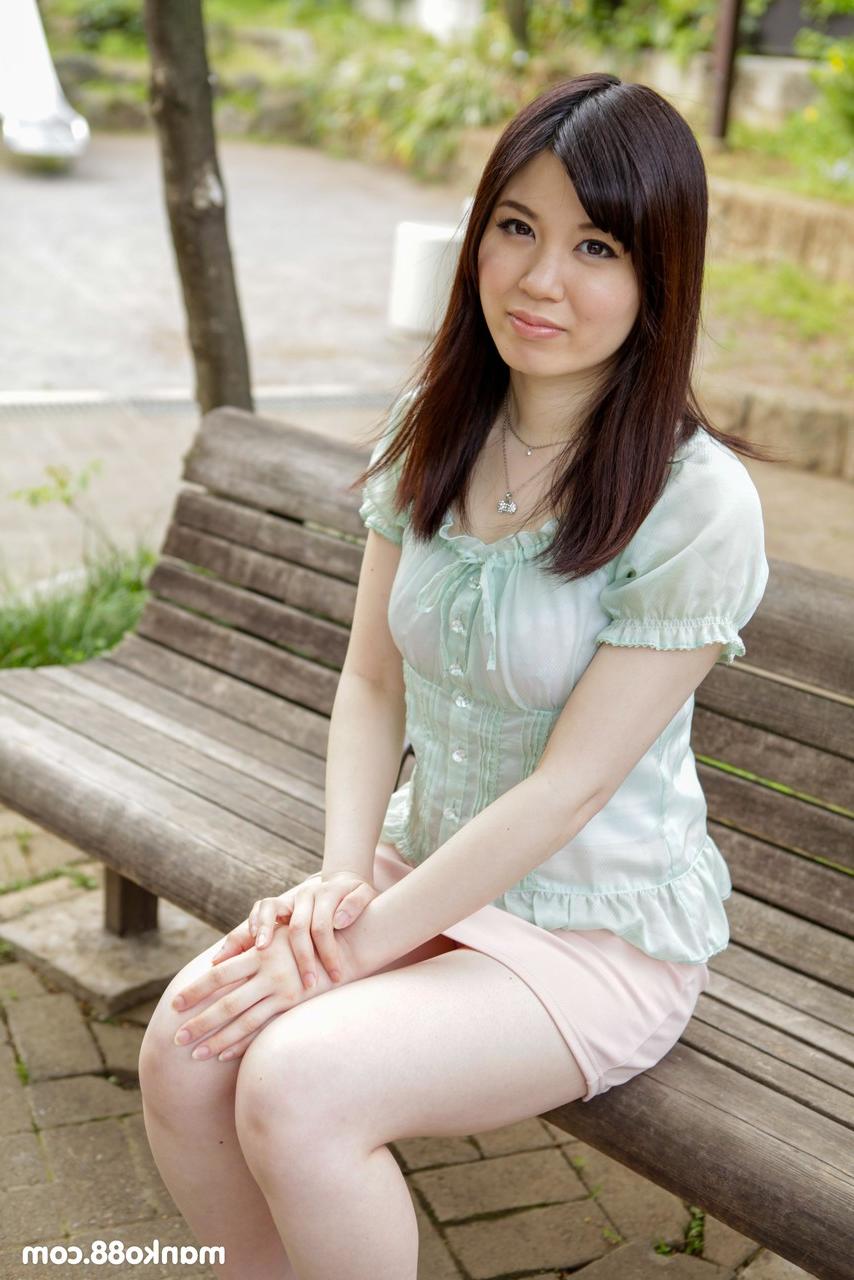 20P Pretty Asian babe lets a stranger play with her hairy pussy during a rideshare