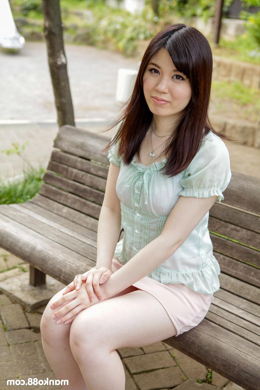 20P Pretty Asian babe lets a stranger play with her hairy pussy during a rideshare